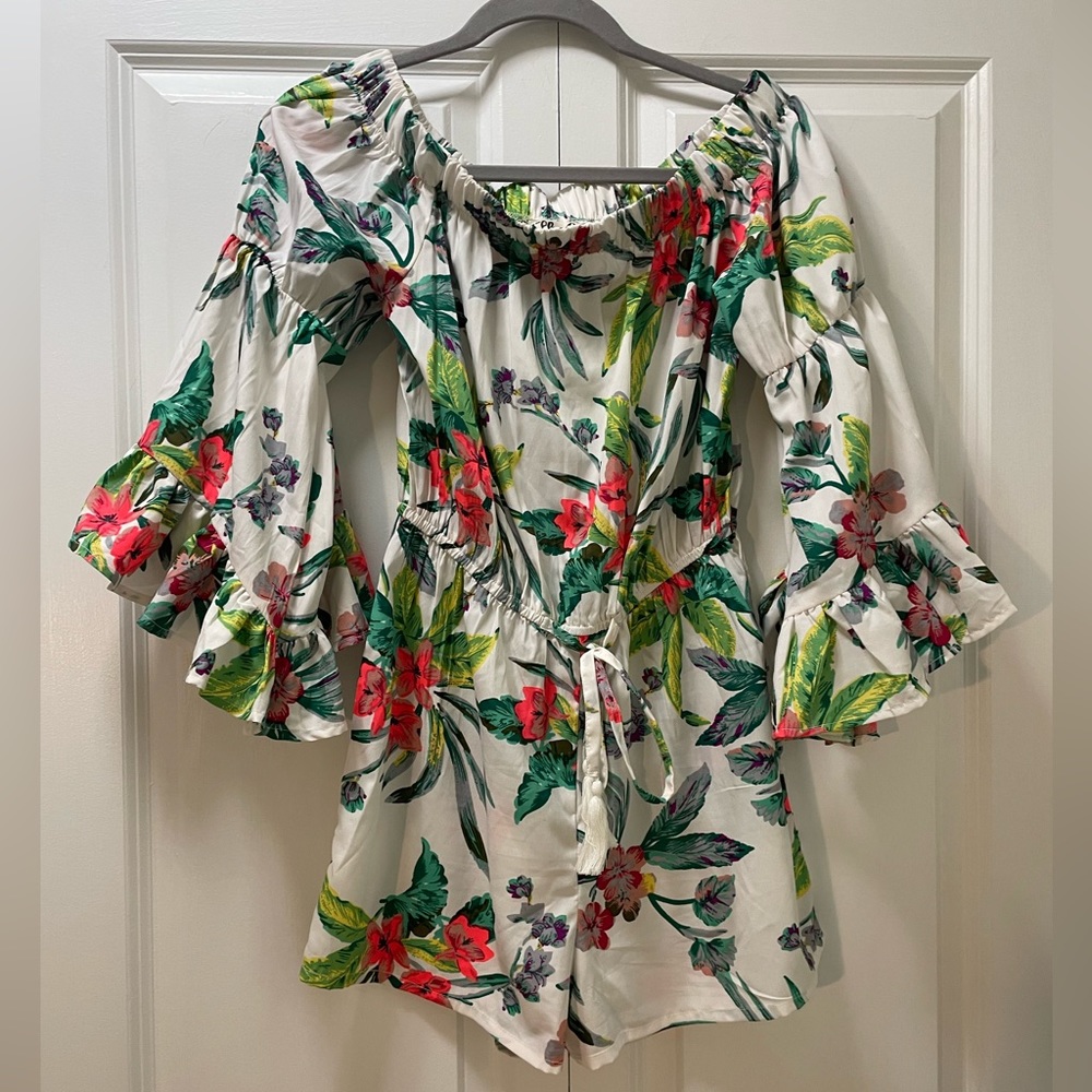 Ruffled, Trumpet Sleeve Floral Romper by Hint of Blush Women Small Open Shoulder